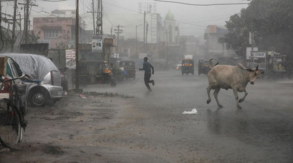 Según su tamaño y ubicación, las tormentas ciclónicas pueden denominarse tornados, trombas de agua, tifones o huracanes. EFE / D. Solanki