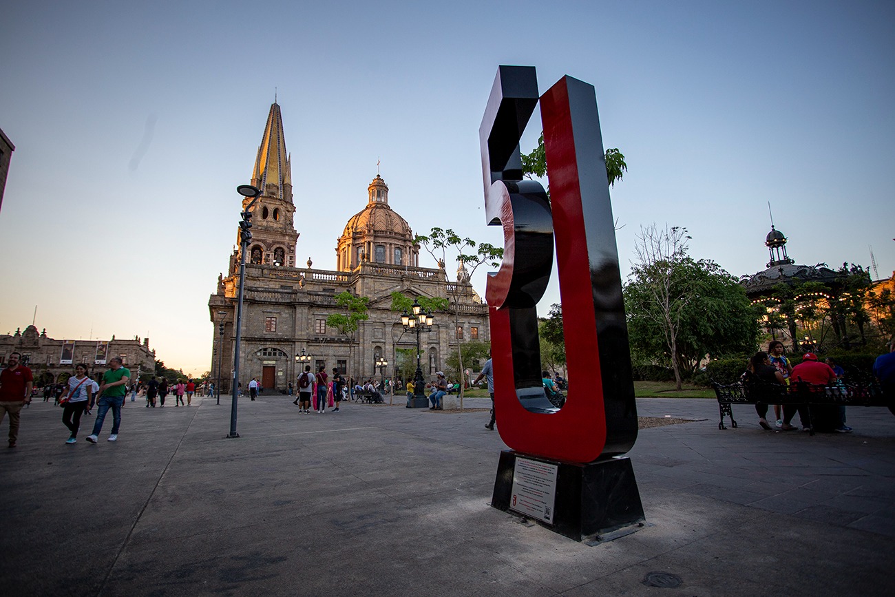 La obra es un memorial para las víctimas de desaparición forzada del 5 de junio de 2020, durante una manifestación afuera de las instalaciones de la Fiscalía estatal. TWITTER/@5deJunioMemoria