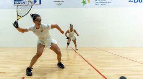 Martínez (derecha) doblegó a Mejía en cuatro sets (11-9, 13-11, 7-11 y 11-6). EFE/F. Spotorno