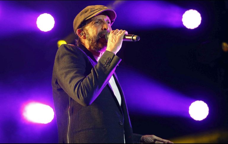 Juan Luis Guerra nuevamente cautivando al público con su voz y sus temas bachateros. EFE / Paco Campos