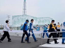 Grossi (de cachucha) en la planta nuclear de Fukushima. Pescadores locales y grupos en Corea del Sur y China han manifestado su inconformidad con el vertido del agua contaminada. EFE/H. Komae