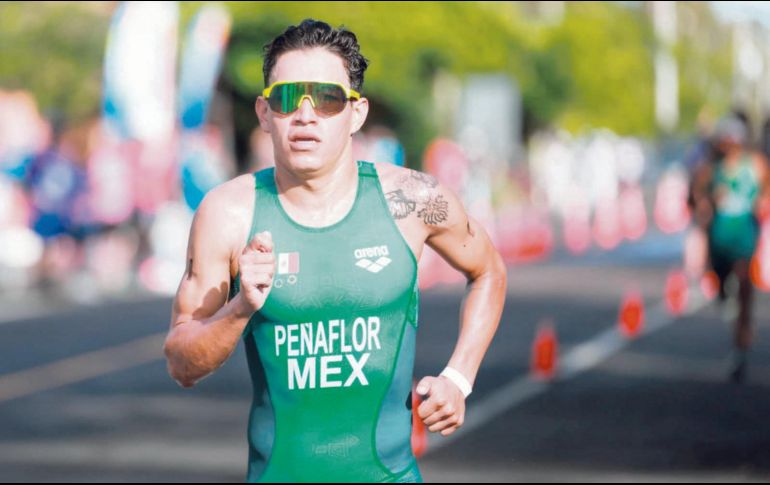 Aram Peñaflor se colgó ayer dos medallas de oro en el triatlón. ESPECIAL/CONADE