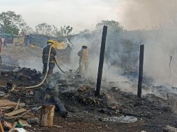 En el sitio los bomberos  se encuentran realizando labores de enfriamiento, al momento se desconoce qué pudo haber causado el incendio. ESPECIAL