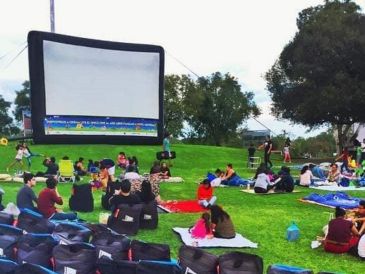 Del miércoles 14 al domingo 18 de mayo, Cinemalive ofrecerá funciones GRATIS de cine al aire libre en diversos lugares de la Zona Metropolitana de Guadalajara. FACEBOOK / Cinemalive