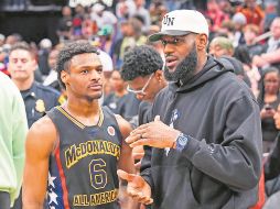 LeBron James y su familia han pedido privacidad para velar por la salud de su hijo Bronny. AFP/A. Bierens de Haan