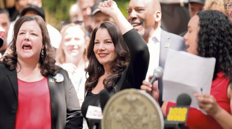 Fran Drescher (al centro), presidente nacional de SAG-AFTRA, encabezó las protestas en Nueva York. AFP