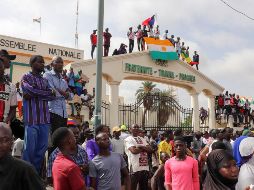 Manifestantes en la entrada de la Asamblea Nacional muestran su apoyo a la junta militar que depuso al presidente democráticamente electo Mohamed Bazoum. EFE/I. Djibo