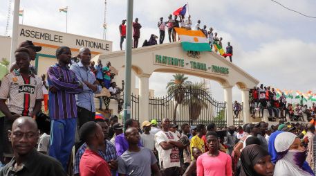 Manifestantes en la entrada de la Asamblea Nacional muestran su apoyo a la junta militar que depuso al presidente democráticamente electo Mohamed Bazoum. EFE/I. Djibo