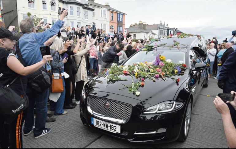 Miles de seguidores de la cantante inundaron las calles de Bray. EFE