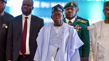 Bola Ahmed Tinubu, presidente de Nigeria —país que encabezaría la fuerza militar— con otros líderes de la CEDEAO en una reunión donde se discutió la situación en Níger. EFE