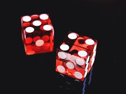 En los casinos tiene que haber alguien que se dedique a tirar los dados de los jugadores para que se asegure la credibilidad de todos los asistentes. ESPECIAL / Foto de Jonathan Petersson en Unsplash