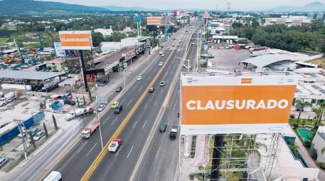 En avenida Vallarta, después del trébol del Periférico y con rumbo a Rancho Contento, hay diversos espectaculares clausurados por el Ayuntamiento de Zapopan. EL INFORMADOR/A. Navarro
