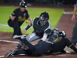 Leo Germán se barre sobre el plato de home en el juego de ayer. Hoy se disputará el cuarto de la serie. IMAGO7/E. Contreras