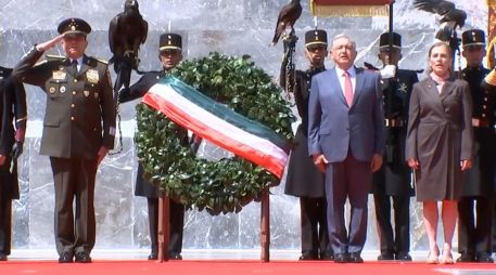 El Presidente López Obrador, su esposa Beatriz Gutiérrez Müller y militares cantan al unísono el Himno nacional mexicano. ESPECIAL / Captura de pantalla