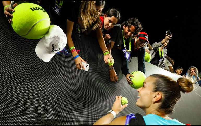 Tras terminar su encuentro ante Storm Hunter, Maria Sakkari regaló sonrisas y autógrafos para los aficionados que se le acercaron. EL INFORMADOR/A. Navarro