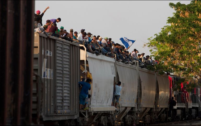 En algunos puntos de México los migrantes suben a los trenes con el objetivo de acercarse a la frontera con Estados Unidos. En esta imagen, esperan en Ixtepec, Oaxaca. AP/M. Castillo