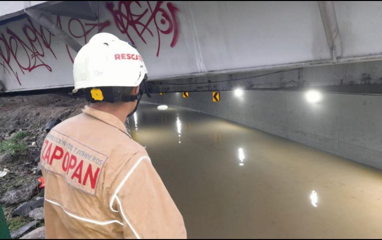 E 7 de septiembre dos personas murieron al quedar atrapadas en el paso a desnivel de Periférico y avenida central Guillermo González Camarena. ESPECIAL