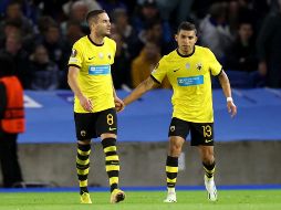 Orbelín Pienda felicita a Mijat Gacinovic después del segundo gol del AEK. EFE/I. Infantes