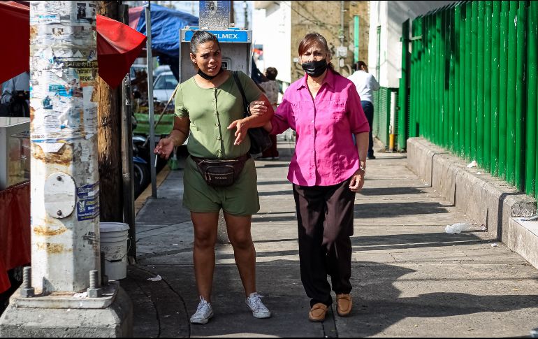 Ante el aumento de contagios de COVID-19 en Jalisco durante las últimas semanas, las personas optan por volver a utilizar las mascarillas. EL INFORMADOR/H. Figueroa