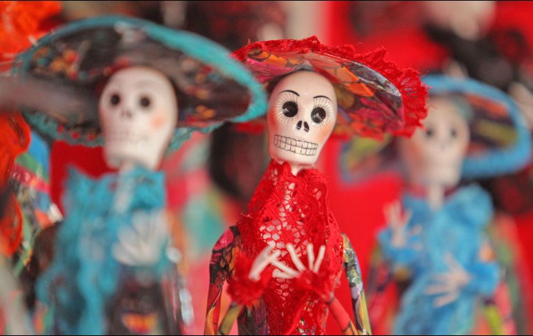 Calaveritas de azúcar o chocolate, papel picado de diferentes colores, pan de muerto y coloridas muñecas de cartón, son solo algunos de los productos que año con año puedes encontrar en la Feria del Cartón. EL INFORMADOR / ARCHIVO
