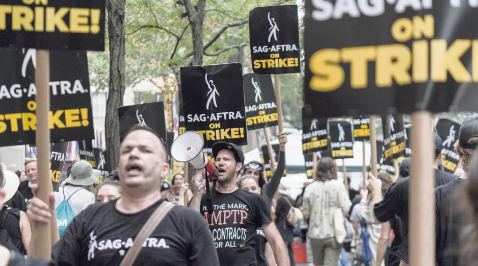 Los actores esperan regularizar su situación laboral con las productoras. AFP