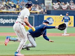 Jordan Montgomery (con el guante) lanzó siete innings sin recibir carrera y además hizo una atrapada circense. AFP/J. Aguilar