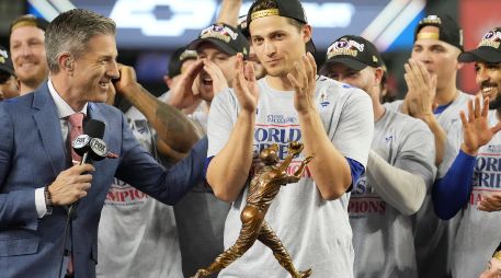 Corey Seager es el cuarto jugador en la historia de la MLB en ganar dos veces el Jugador Más Valioso de una Serie Mundial. EFE/A. Dinner