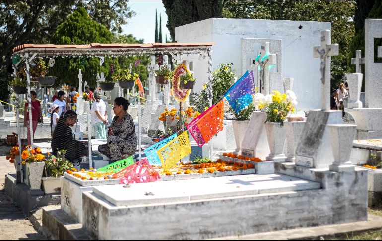 Los tapatíos acudieron a los panteones de la Zona Metropolitana de Guadalajara para visitar los restos de sus familiares fallecidos. Algunos aprovecharon para limpiar y adornar las tumbas. EL INFORMADOR/H. Figueroa