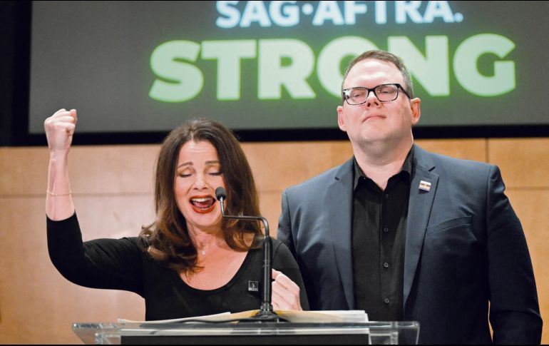 La presidente de SAG-AFTRA, en conferencia de prensa tras el final de la huelga. AFP