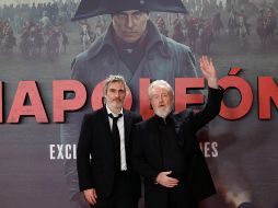 Joaquin Phoenix, quien da vida a Napoleón Bonaparte, junto al director Ridley Scott. EFE