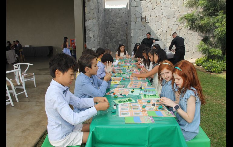 Paulina Cosío Corella recibe su primera comunión . GENTE BIEN JALISCO/ Esmeralda Escamilla