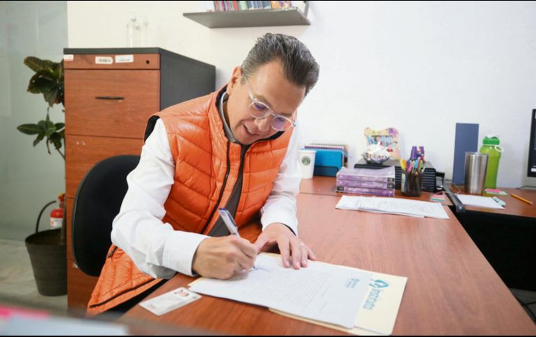 El precandidato firmando su denuncia ante el Instituto Electoral y de Participación Ciudadana. ESPECIAL