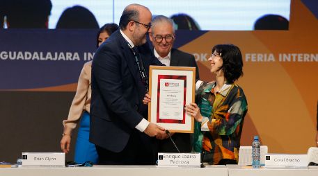 Coral Bracho recibió el Premio FIL, que le reconoce toda una vida dedicada a los versos. En la foto, con el rector Ricardo Villanueva. EFE/F. Guasco