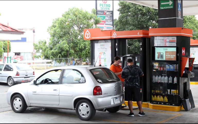 La reducción de la jornada laboral podría provocar incrementos de hasta 20% en los costos sociales y de personal de las gasolineras. EL INFORMADOR/ARCHIVO