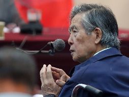 Al momento de abandonar la prisión, el expresidente lucía una mascarilla y, al salir por la puerta, abrazó a su hija, Keiko Fujimori, quien lidera el partido Fuerza Popular, así como a su hijo Kenji. EFE / ARCHIVO