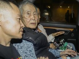 Alberto Fujimori (al centro) fue puesto en libertad en cumplimiento de una orden del Tribunal Constitucional, a pesar de las críticas de la comunidad internacional. AFP