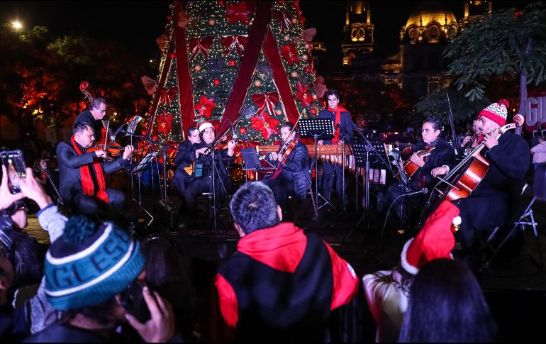 Adornado con cintas rojas y nochebuenas, el árbol fue iluminado con la catedral de fondo, seguido de un espectáculo de fuegos artificiales de todos colores, que chicos y grandes captaron con sus teléfonos celulares. EL INFORMADOR/ H. FIGUEROA