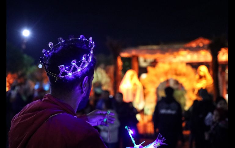 Adornado con cintas rojas y nochebuenas, el árbol fue iluminado con la catedral de fondo, seguido de un espectáculo de fuegos artificiales de todos colores, que chicos y grandes captaron con sus teléfonos celulares. EL INFORMADOR/ H. FIGUEROA