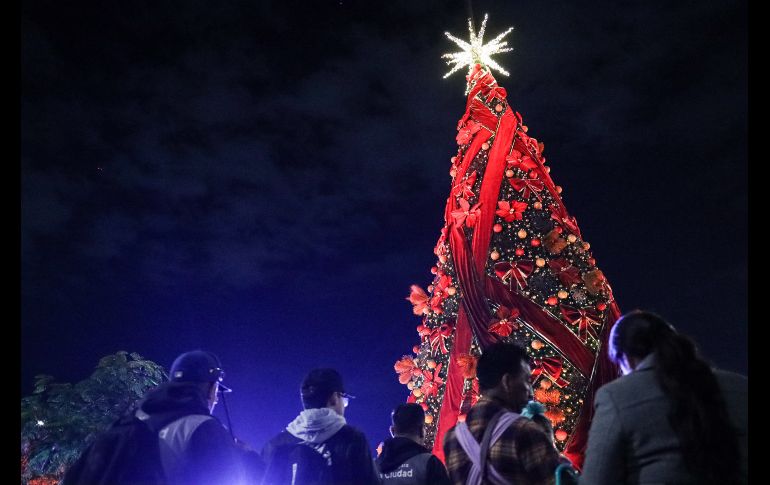 Adornado con cintas rojas y nochebuenas, el árbol fue iluminado con la catedral de fondo, seguido de un espectáculo de fuegos artificiales de todos colores, que chicos y grandes captaron con sus teléfonos celulares. EL INFORMADOR/ H. FIGUEROA