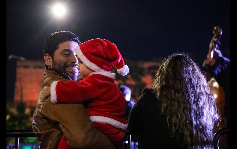Adornado con cintas rojas y nochebuenas, el árbol fue iluminado con la catedral de fondo, seguido de un espectáculo de fuegos artificiales de todos colores, que chicos y grandes captaron con sus teléfonos celulares. EL INFORMADOR/ H. FIGUEROA