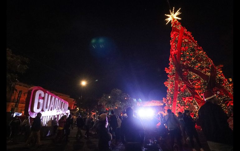 Adornado con cintas rojas y nochebuenas, el árbol fue iluminado con la catedral de fondo, seguido de un espectáculo de fuegos artificiales de todos colores, que chicos y grandes captaron con sus teléfonos celulares. EL INFORMADOR/ H. FIGUEROA