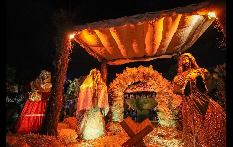Adornado con cintas rojas y nochebuenas, el árbol fue iluminado con la catedral de fondo, seguido de un espectáculo de fuegos artificiales de todos colores, que chicos y grandes captaron con sus teléfonos celulares. EL INFORMADOR/ H. FIGUEROA