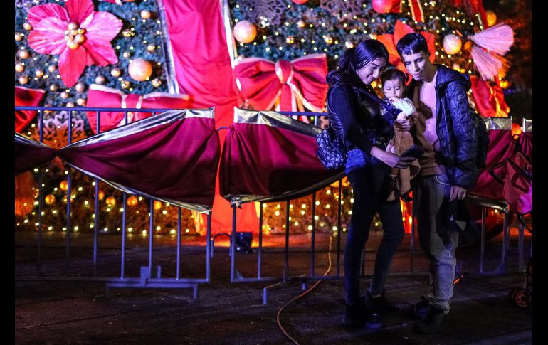 Adornado con cintas rojas y nochebuenas, el árbol fue iluminado con la catedral de fondo, seguido de un espectáculo de fuegos artificiales de todos colores, que chicos y grandes captaron con sus teléfonos celulares. EL INFORMADOR/ H. FIGUEROA