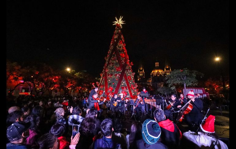 Adornado con cintas rojas y nochebuenas, el árbol fue iluminado con la catedral de fondo, seguido de un espectáculo de fuegos artificiales de todos colores, que chicos y grandes captaron con sus teléfonos celulares. EL INFORMADOR/ H. FIGUEROA