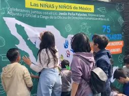 En el evento conmemorativo, los niños y niñas expresaron esta demanda plasmando la imagen de sus manos en un lienzo que entregaron al personal del Comisionado de la ONU en México. SUN / CAPTURA