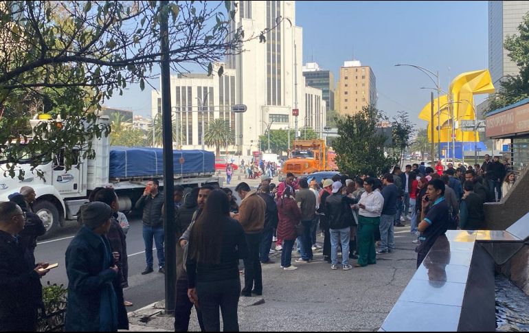 Las personas evacuaron en ciertas zonas de la CDMX al sucederse tres microsismos. EL UNIVERSAL / Archivo
