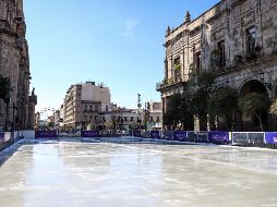 La pista de hielo arrancará operaciones por la tarde, al igual que una Rueda de la Fortuna, que se instaló sobre el mismo andador, pero a la altura de Plaza de Armas. EL INFORMADOR / H. FIGUEROA