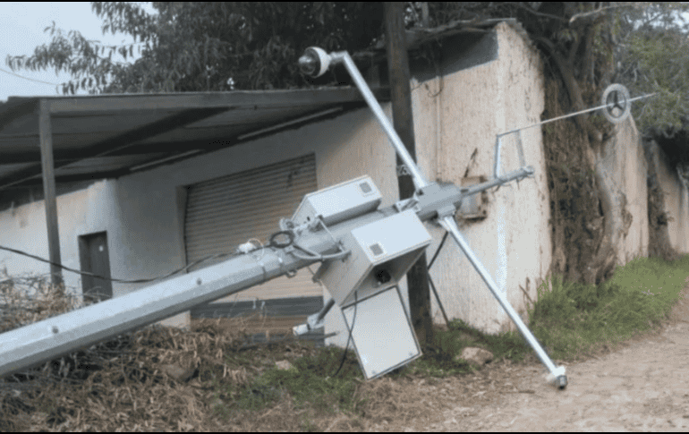 Derriban postes de Escudo Urbano. EL INFORMADOR/ ARCHIVO