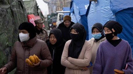Sobrevivientes del terremoto de magnitud 6.2 que ha dejado 131 muertos reciben alimentos de ayudantes voluntarios. EFE/A. Martínez