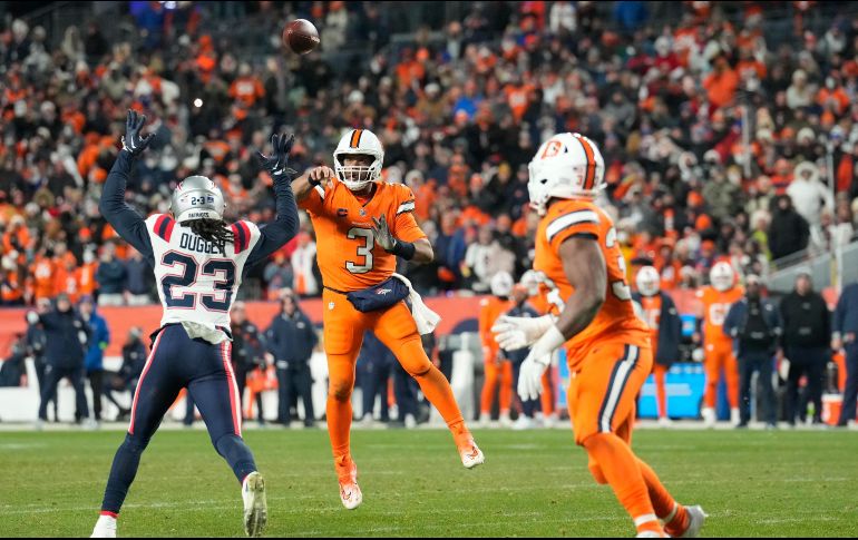 Russell Wilson lanza un pase durante el partido contra de los Patriots el pasado domingo, quizá su último juego con Denver. AP/D. Zalubowski